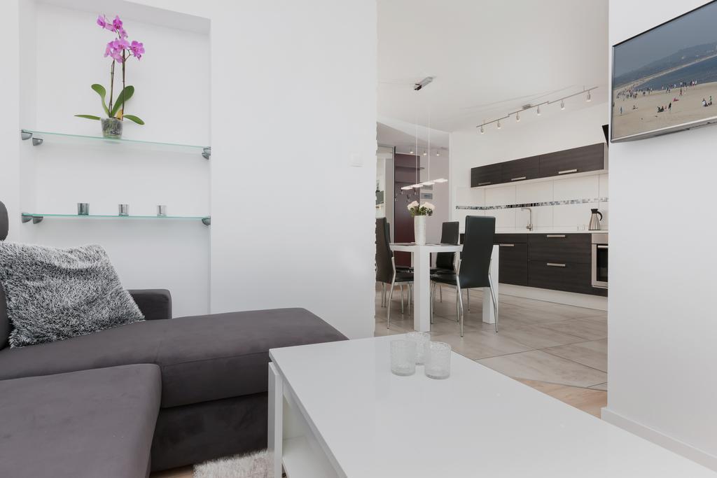 Riverside Apartment With Balcony By Noclegi Renters ชวีโนวิชแจ ภายนอก รูปภาพ