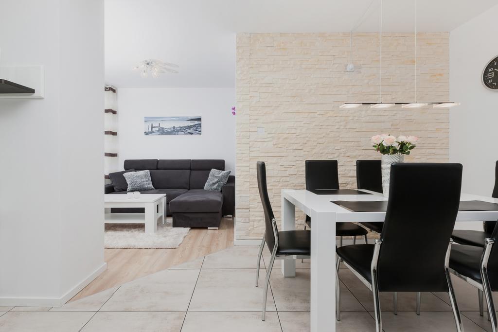 Riverside Apartment With Balcony By Noclegi Renters ชวีโนวิชแจ ภายนอก รูปภาพ