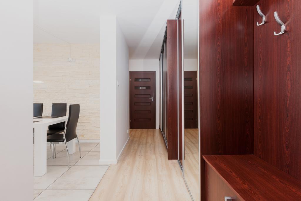 Riverside Apartment With Balcony By Noclegi Renters ชวีโนวิชแจ ภายนอก รูปภาพ